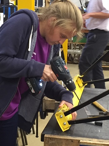 Becksy putting additional supports on the axle stands 350 pixels